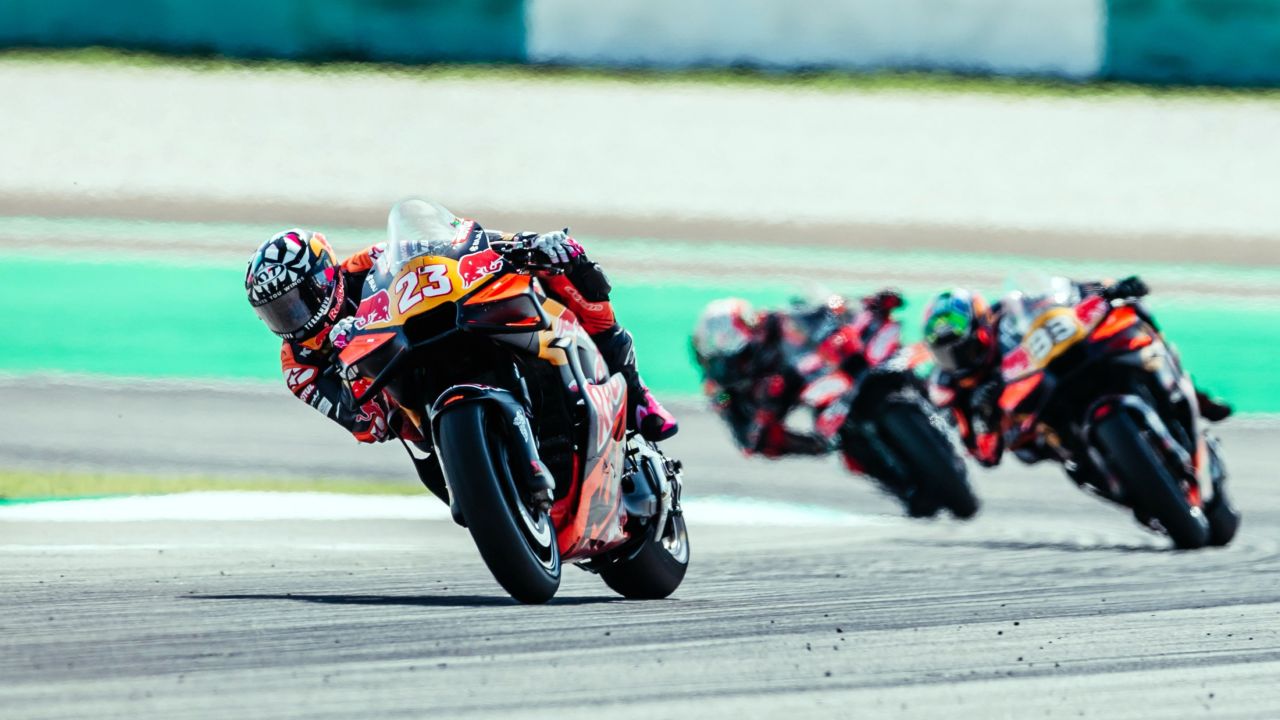 BASTIANINI DOES IT AGAIN WITH HARD-FOUGHT P7 AT MALAYSIAN GP FROM P19, AS ESPARGARO CRASHES OUT LAP 5