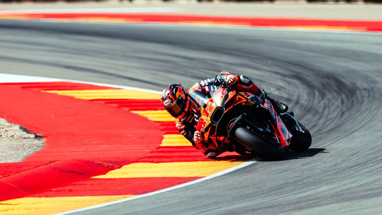 VIÑALES STANDS OUT AT ARAGON TEST AND TOPS THE TIMESHEETS WITH NEW ALL-TIME LAP RECORD AT MOTORLAND